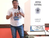 Candidato Fernando Gauchinho vota durante a tarde em Arapongas