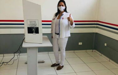Candidata a prefeita, Angélica Ferreira vota em Arapongas
