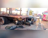 Carro para embaixo de caminhão e motorista fica ferido em Apucarana