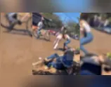 Jovens brigam em via pública e vídeo da confusão viraliza; assista