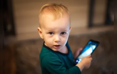 Sociedade Brasileira de Pediatria recomenda que crianças com menos de 2 anos não tenham contato com aparelhos eletrônicos