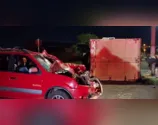 Colisão entre carro e caminhão deixa motorista ferido em Arapongas