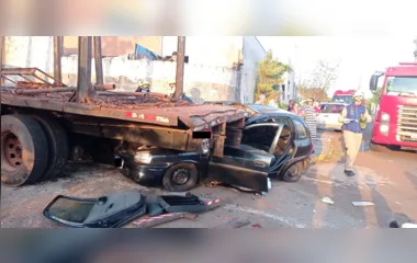 Carro para embaixo de caminhão e motorista fica ferido em Apucarana